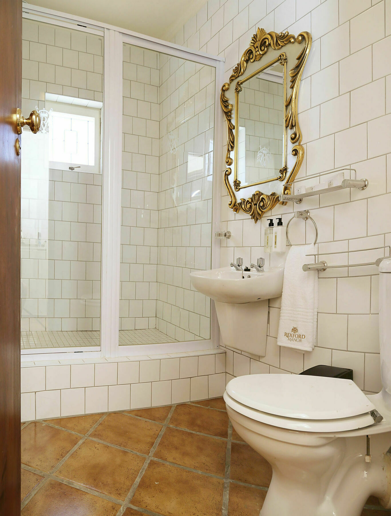 Rexford Manor Hotel Книсна Екстериор снимка